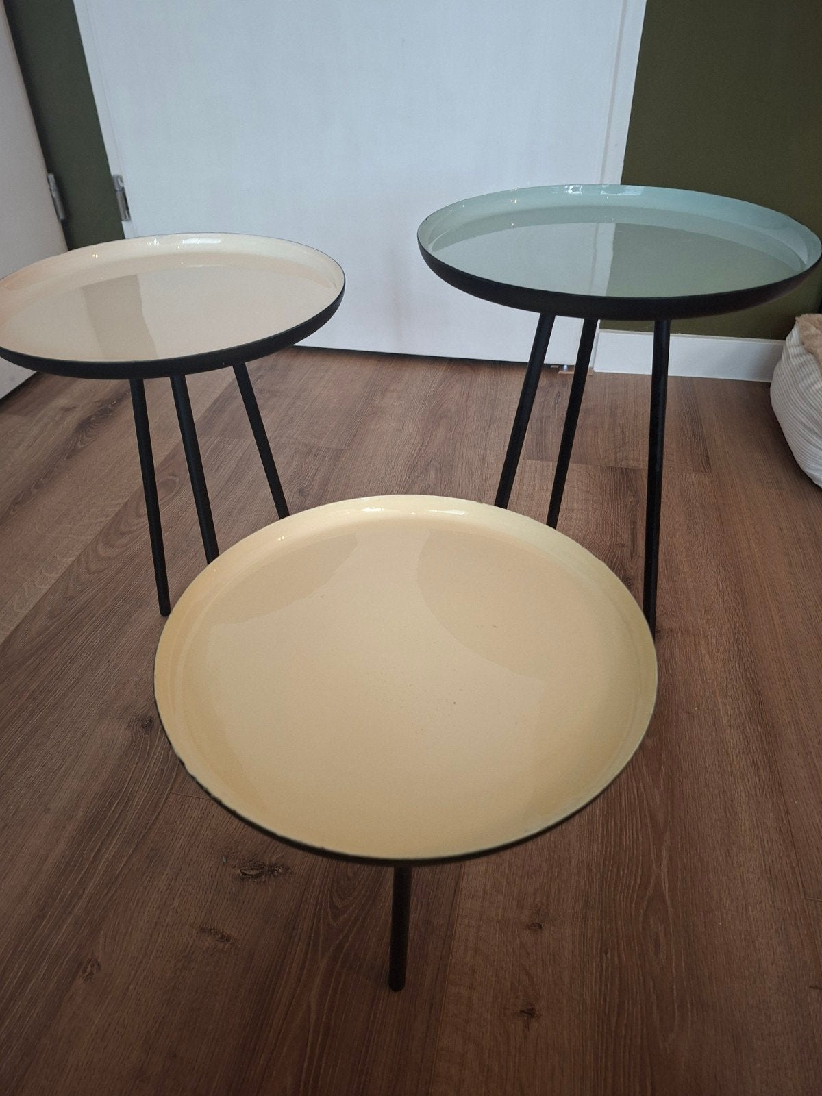 Set van 3 'Zuiver' bijzettafels - zachtgeel /beige/mintgroen, Huis en Inrichting, Tafels | Bijzettafels, Minder dan 55 cm, Gebruikt