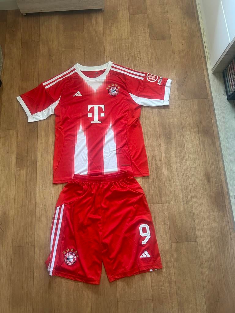 Adidas Bayern München tenue en sokken, Set, Maat XS of kleiner, Nieuw, Ophalen of Verzenden