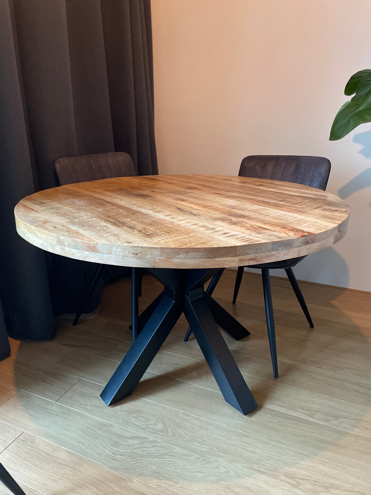 Ronde eettafel mangohout met zwart metalen spinpoot, Ophalen, 100 tot 150 cm, Rond, Zo goed als nieuw