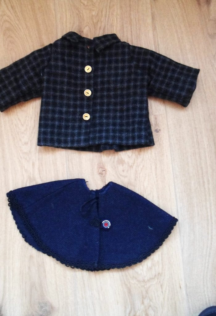 Poppenkleertjes Rok, Jas en Cape. Stola. 2 euro per stuk, Ophalen of Verzenden, Zo goed als nieuw, Kleertjes