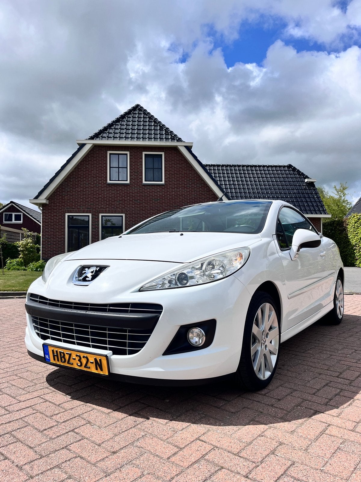 Peugeot 207 1.6 16V CC 88KW 2011 Wit, Auto's, Peugeot, Voorwielaandrijving, Euro 5, 15 km/l, Zwart