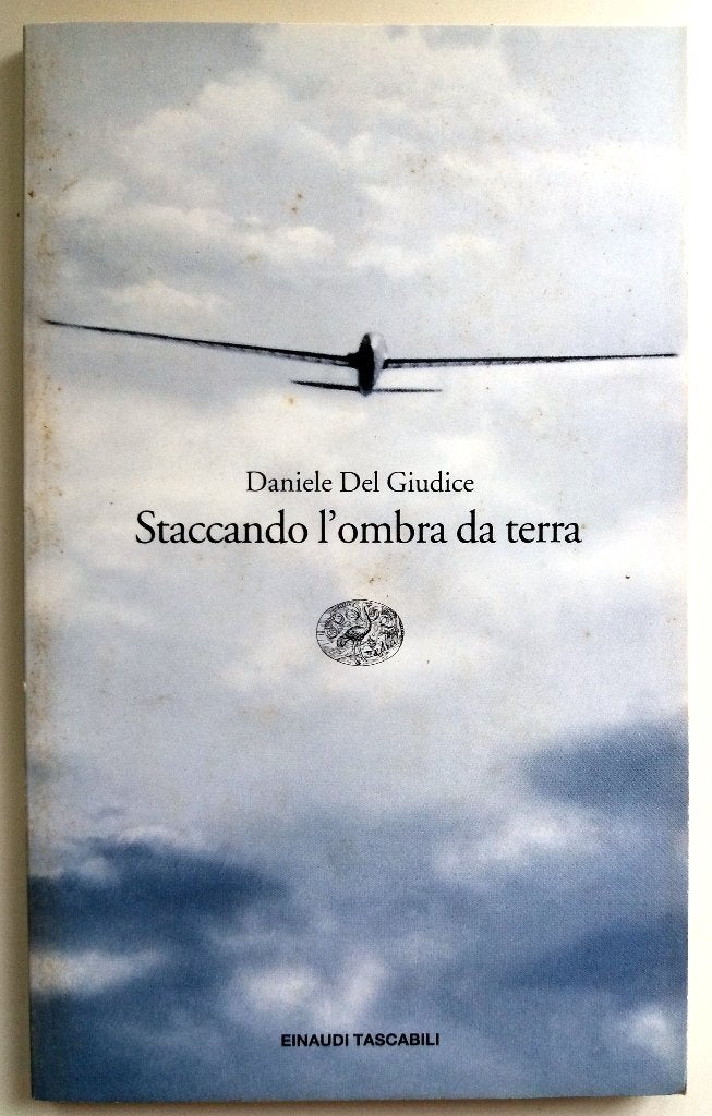 Daniele Del Giudice - Staccando l'ombra da terra (ITALIAANS), Boeken, Taal | Overige Talen, Ophalen of Verzenden, Gelezen, Italiaans