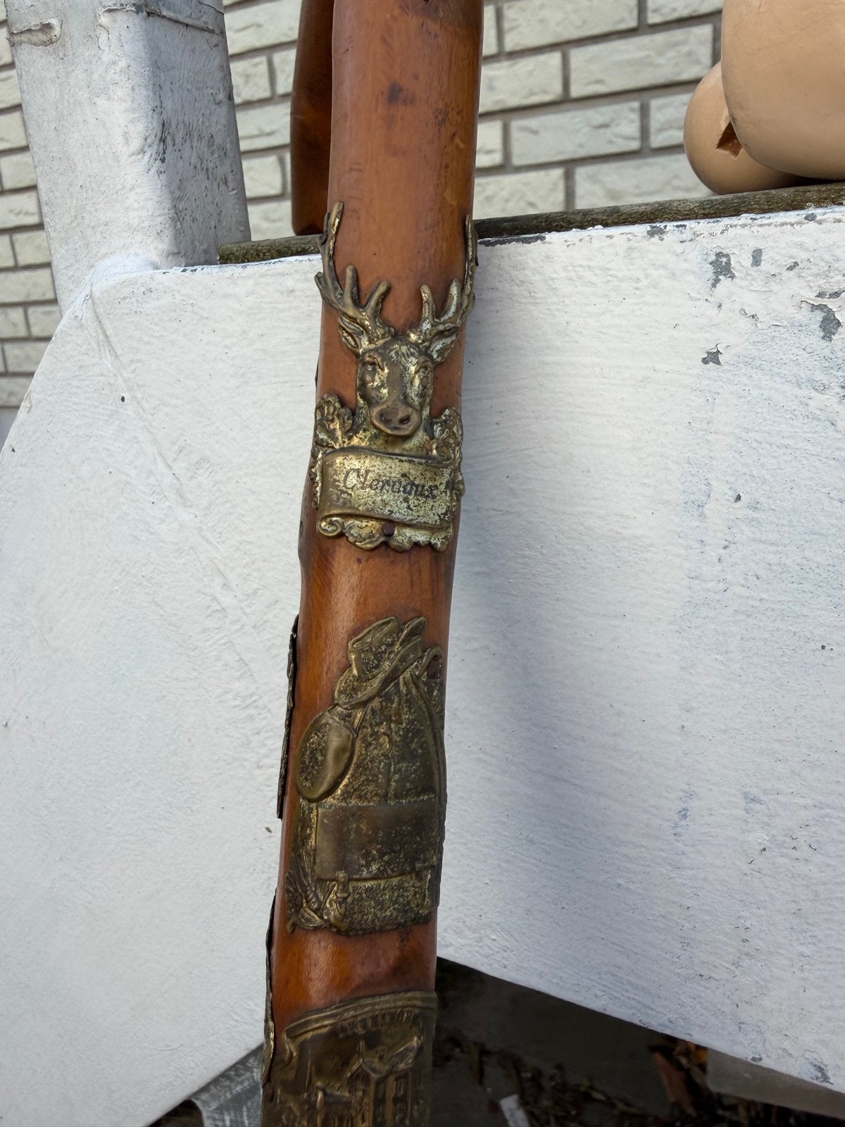 Vintage wandelstok met metalen emblemen, Verzenden
