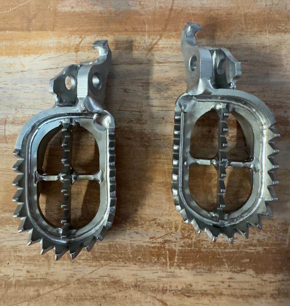 Triumph Scar titanium voetsteunen, Motoren, Onderdelen | Overige, Ophalen of Verzenden, Gebruikt