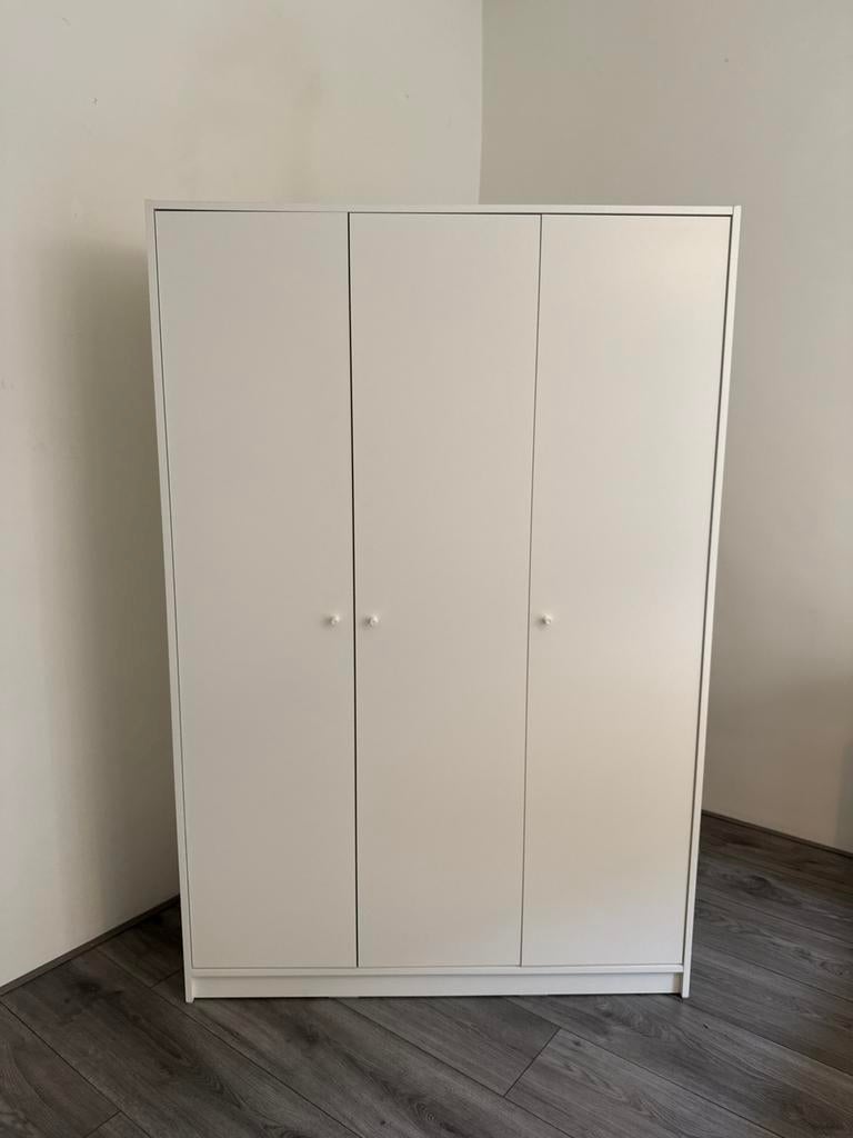 Witte IKEA kledingkast met 3 deuren en planken, Huis en Inrichting, Kasten | Kledingkasten, Ophalen, 150 tot 200 cm, Zo goed als nieuw