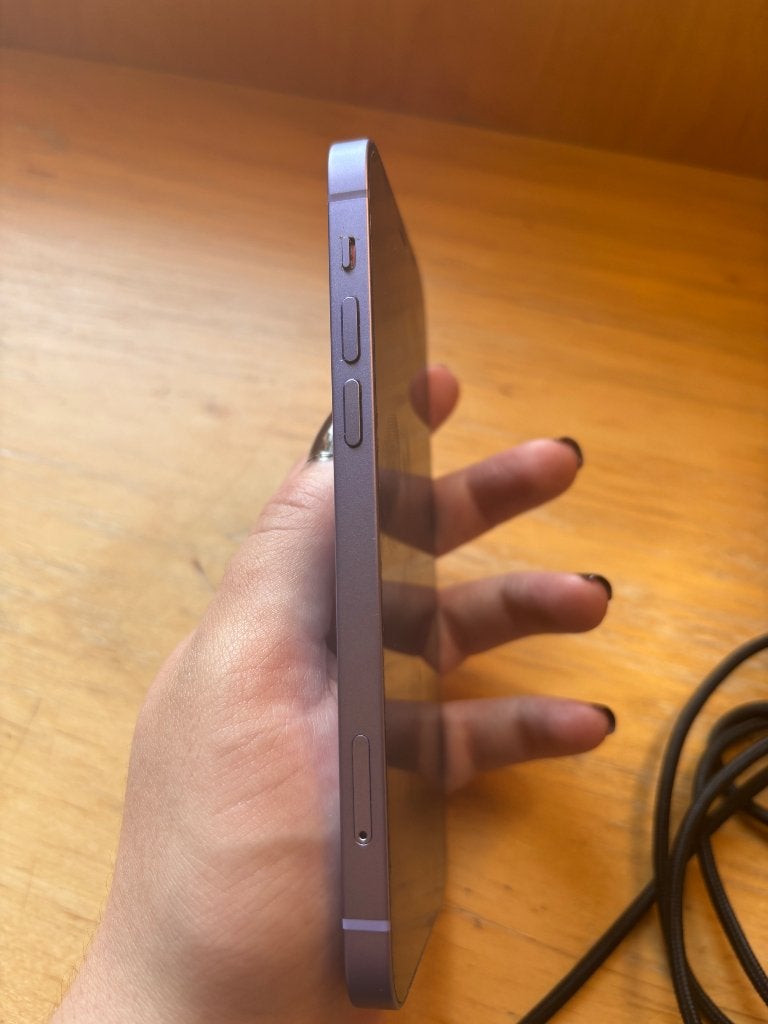 Foto 6 van iPhone 12 with 256GB storage in purple.