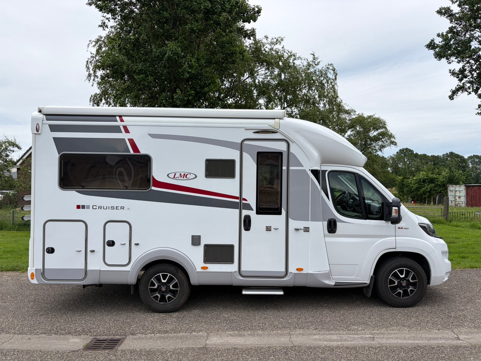 LMC Cruiser T612G 150PK camper Automaat Hefbed Winterpakket, Caravans en Kamperen, Startonderbreker, 6 tot 7 meter, Diesel, Particulier
