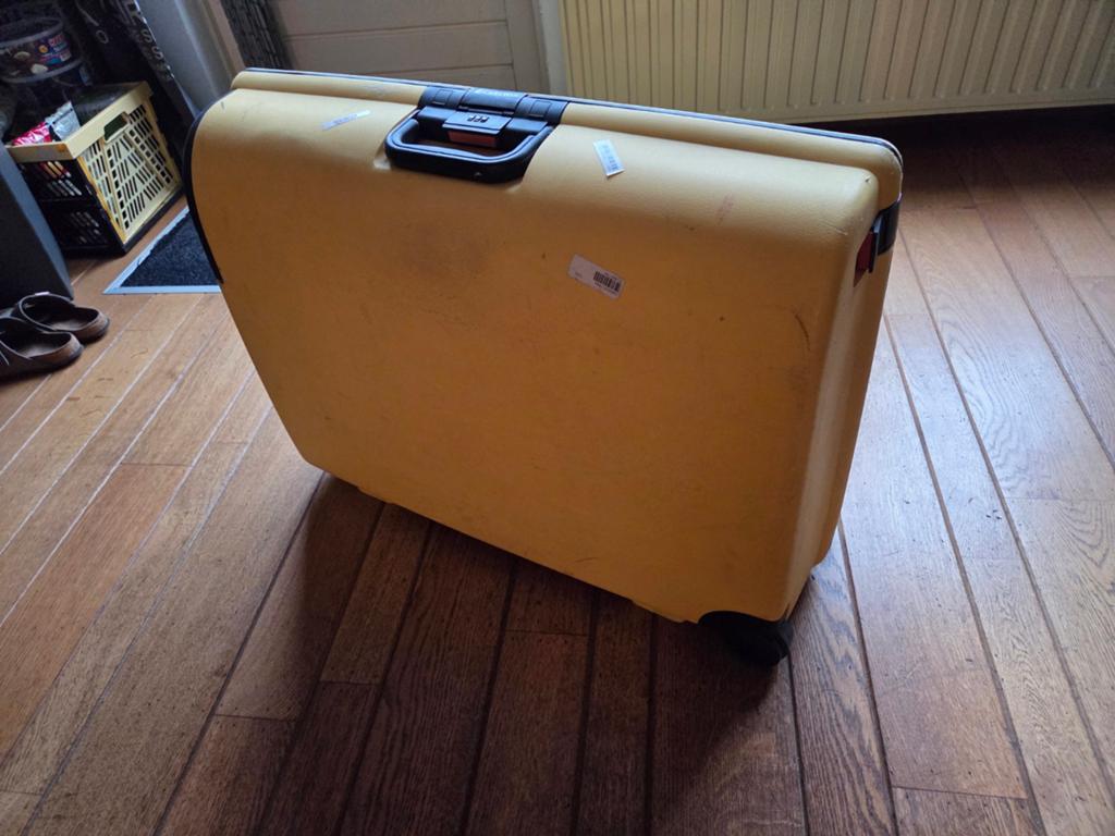 Ruime Carlton koffer met cijferslot en wielen, Gebruikt, Hard kunststof, 45 tot 55 cm, 70 cm of meer