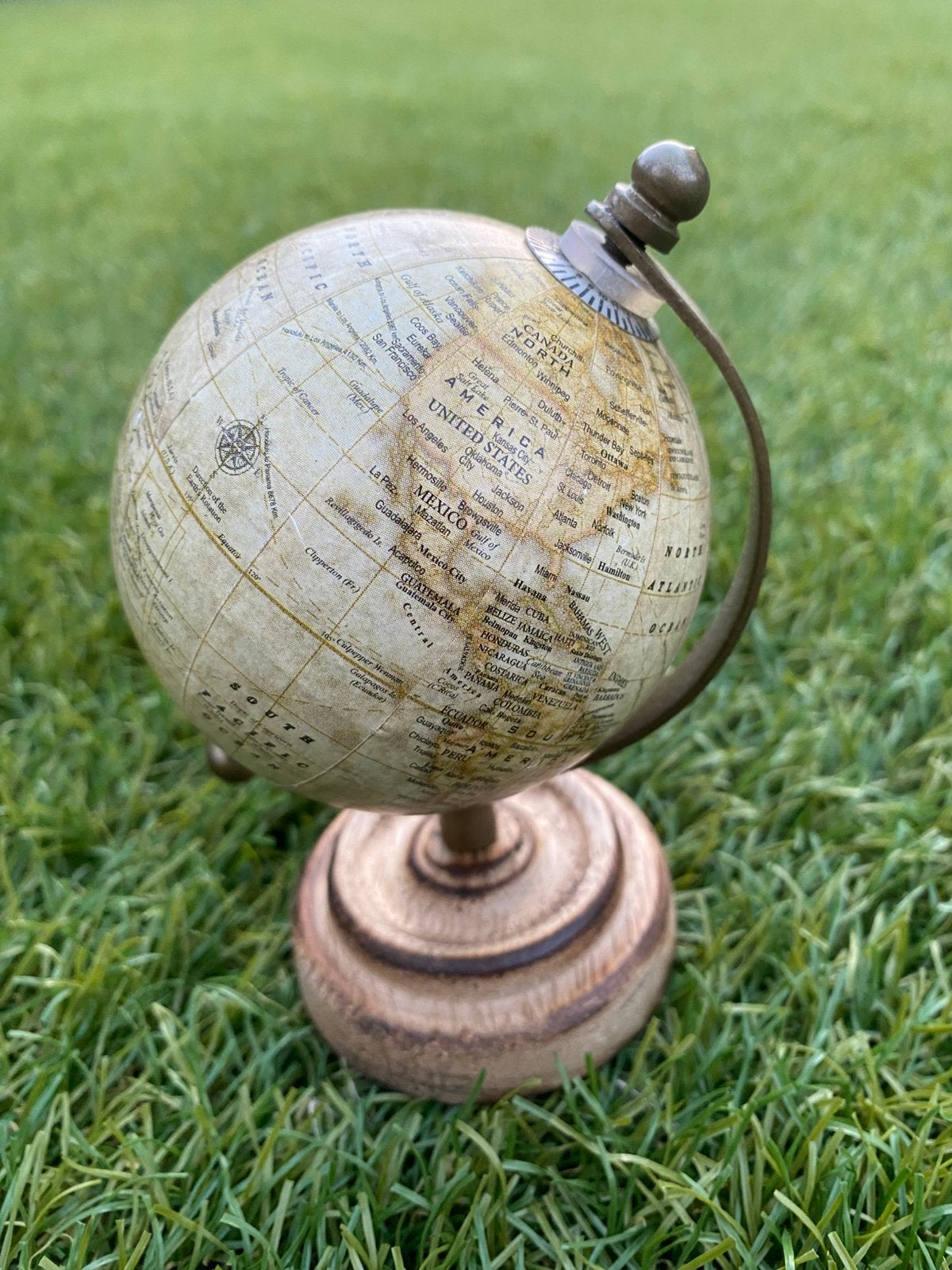 Wereldbol / Globe van de Action, Hoogte 12 cm. Breedte 8 cm., Draaibaar, Overige typen, Ophalen of Verzenden, Zo goed als nieuw
