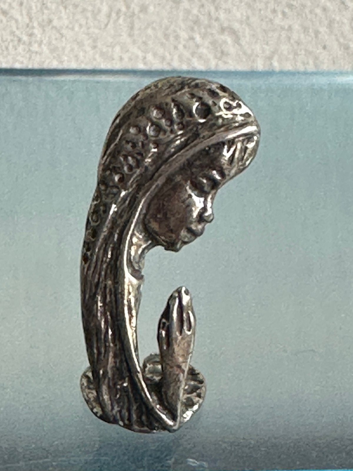 Klein pin beeldje Maria zilver, Ophalen of Verzenden, Gebruikt