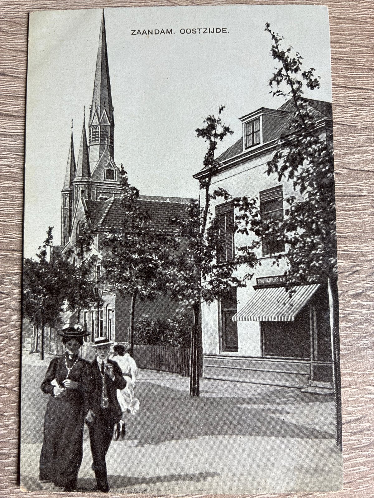 Oude Ansichtkaart Zaandam 1912 Oostzijde Kerk en Straatbeeld, Ophalen of Verzenden, Voor 1920, Gelopen, Noord-Holland