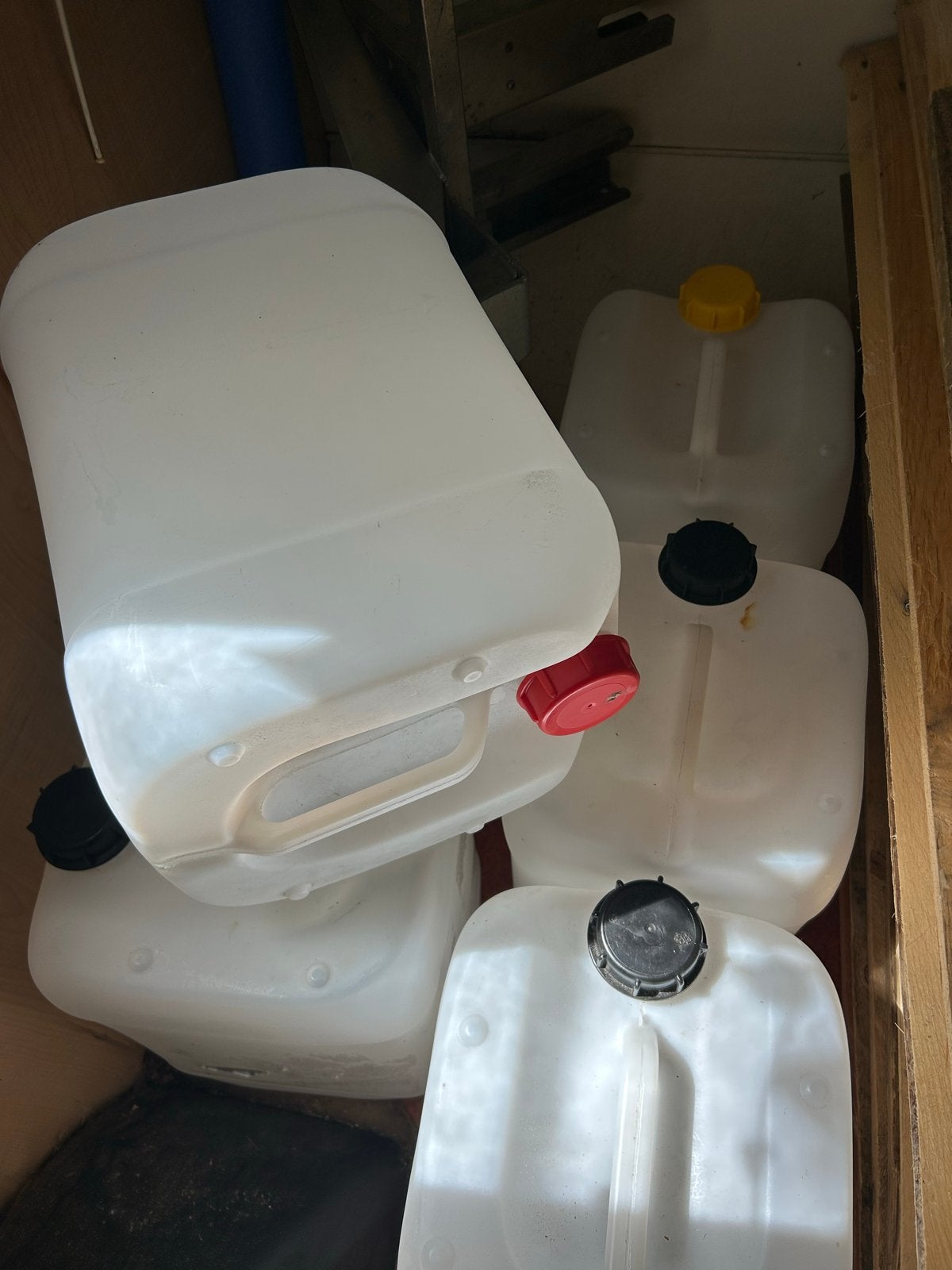 Witte plastic jerrycans met diverse doppen, Ophalen, Gebruikt