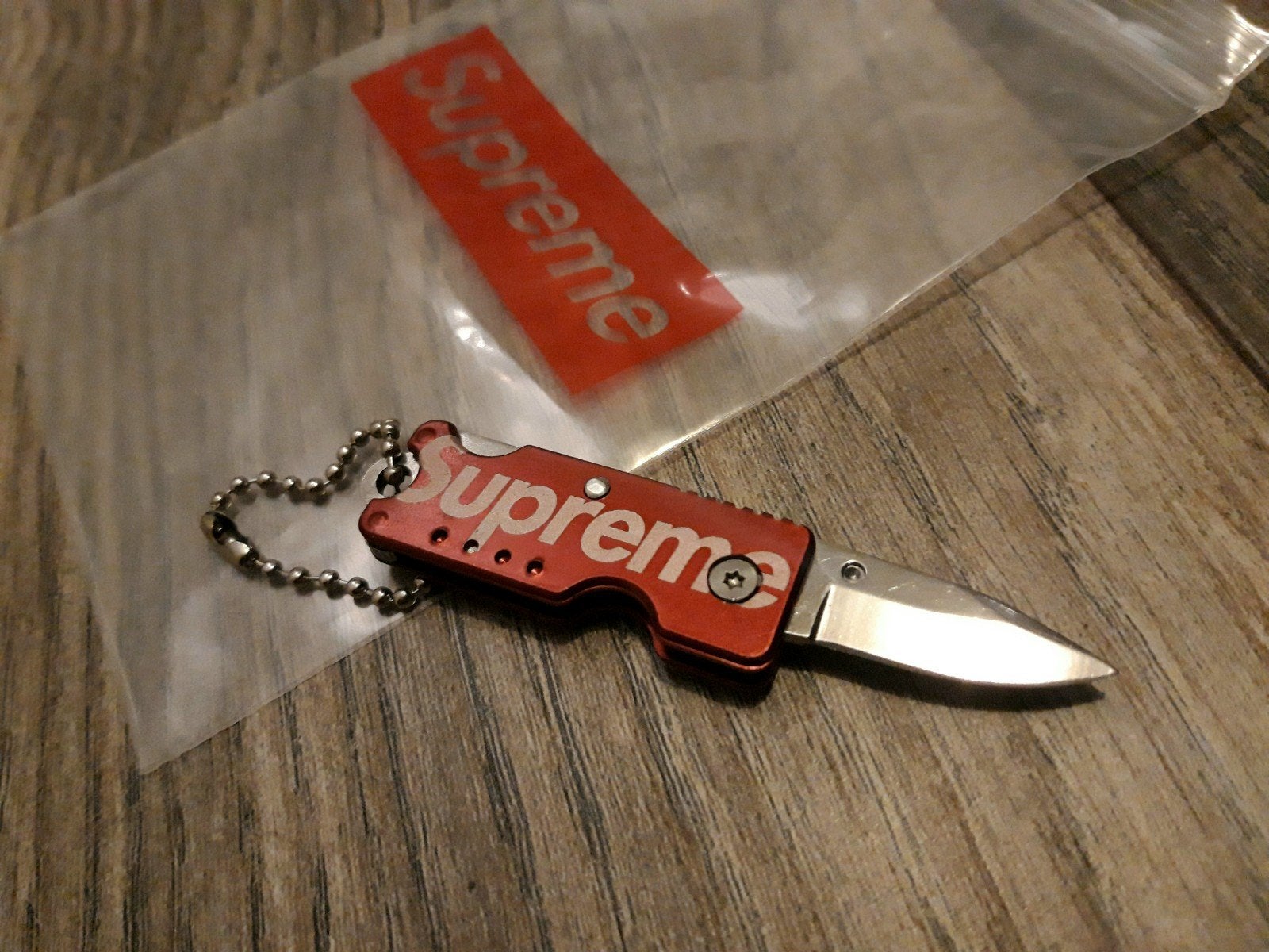 Supreme Sleutelhanger, Ophalen of Verzenden, Nieuw, Overige materialen