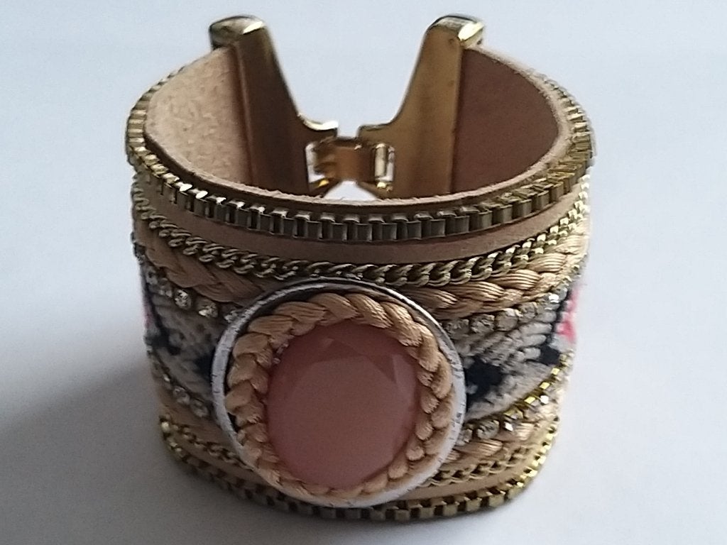 Brede suedine ibiza style armband met roze steen en strass, Overige materialen, Bruin, Ophalen of Verzenden, Zo goed als nieuw