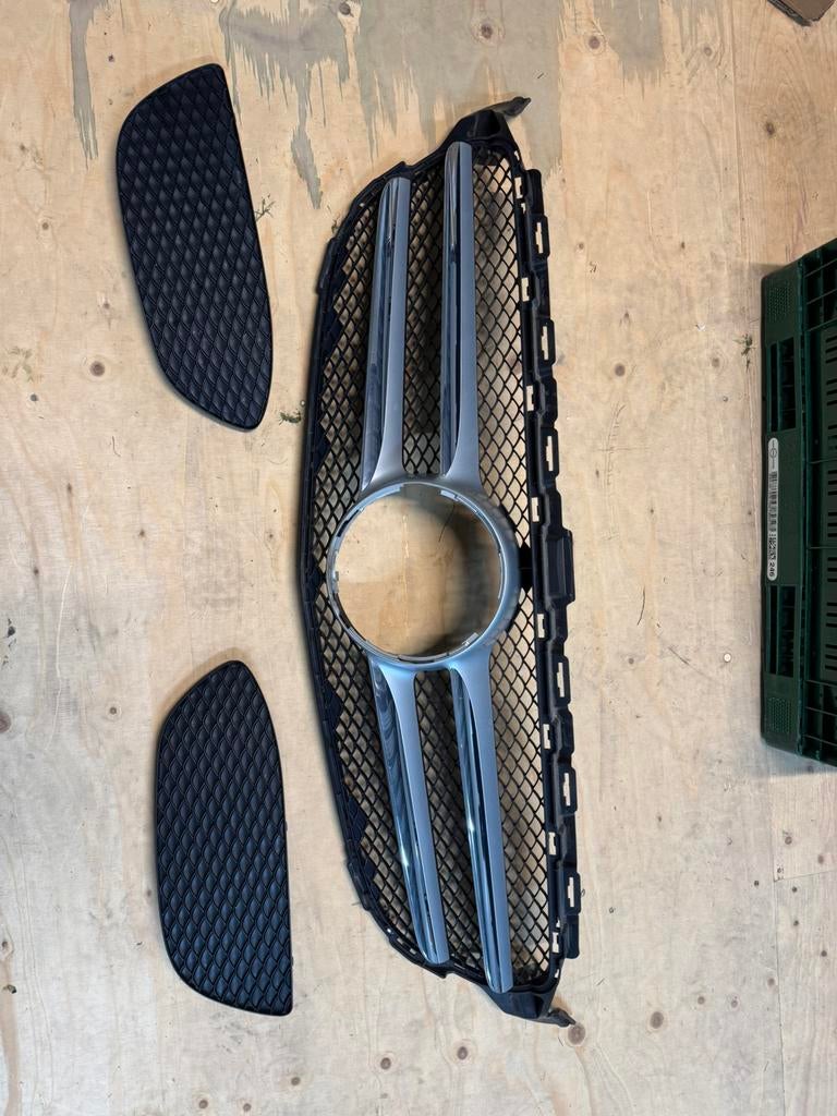Mercedes C-klasse grill 8069845100, Ophalen, Voor, Bumper