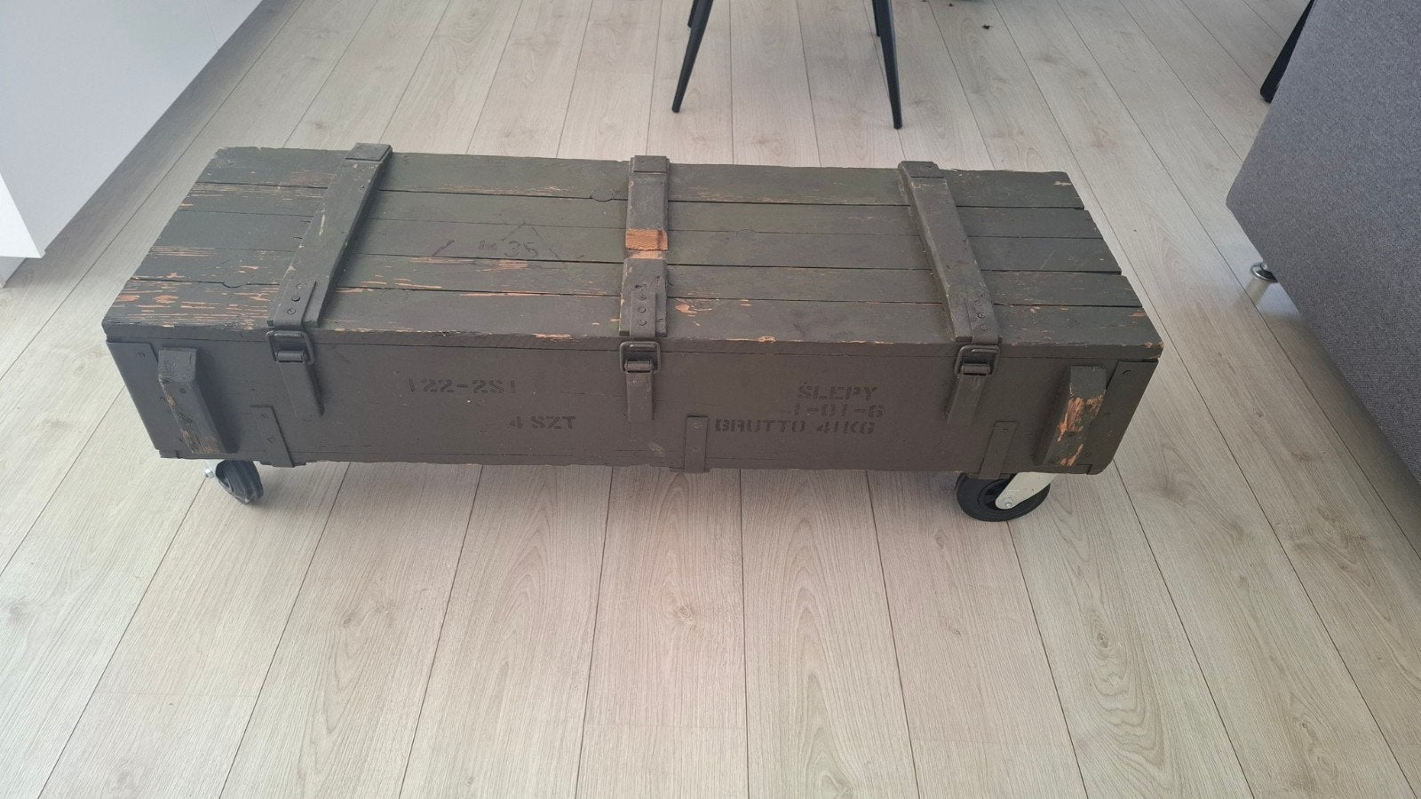 Unieke militaire kist salontafel op wielen, Ophalen, Gebruikt, 100 tot 150 cm, 5 – 50