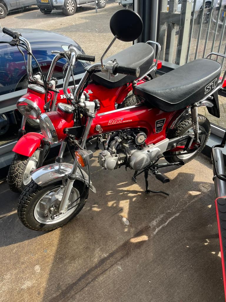 Honda Dax tweemaal, Fietsen en Brommers, Ophalen, Overige modellen, Maximaal 45 km/u, Zo goed als nieuw