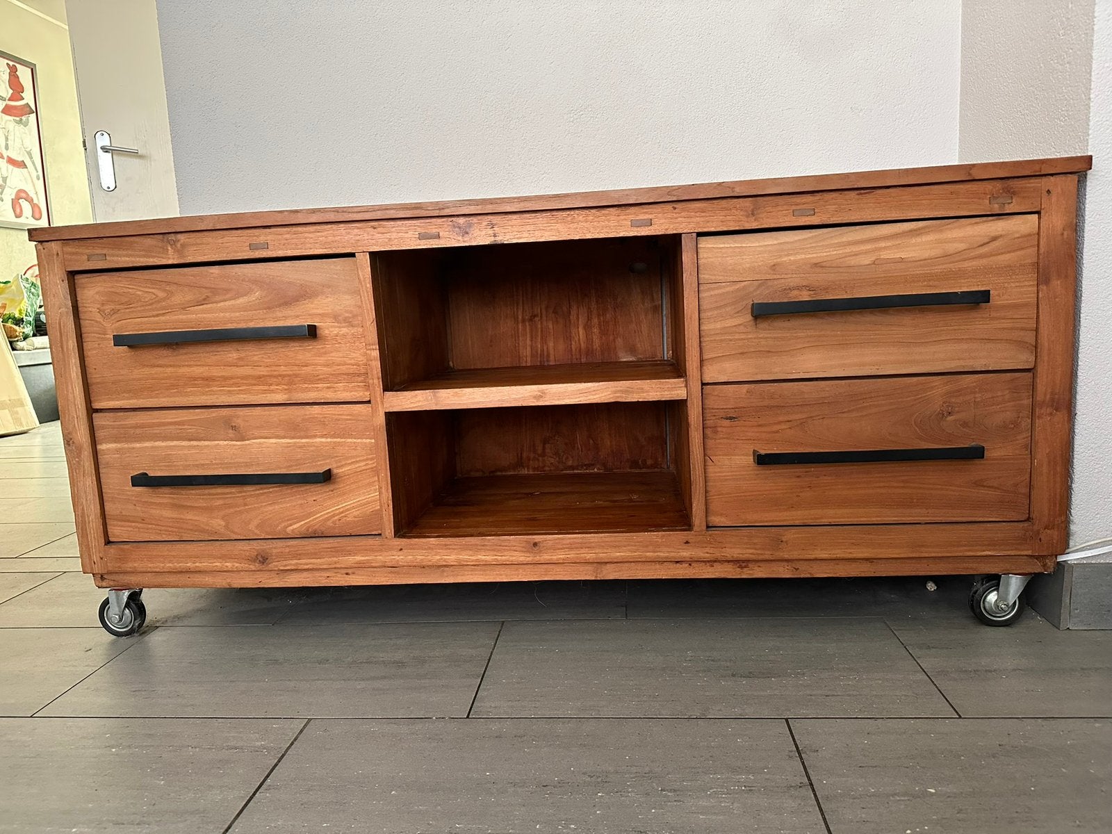 (Compacte) massief teakhouten TV-meubel met lades en wielen., Huis en Inrichting, Kasten | Televisiemeubels, Ophalen, 100 tot 150 cm