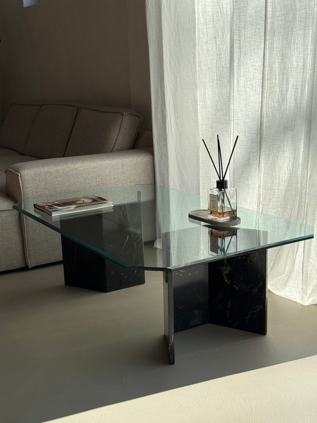 Salontafel - cipollino ondulata marmer met glazen blad, Huis en Inrichting, 100 tot 150 cm, Zo goed als nieuw, Rechthoekig, 50 tot 100 cm