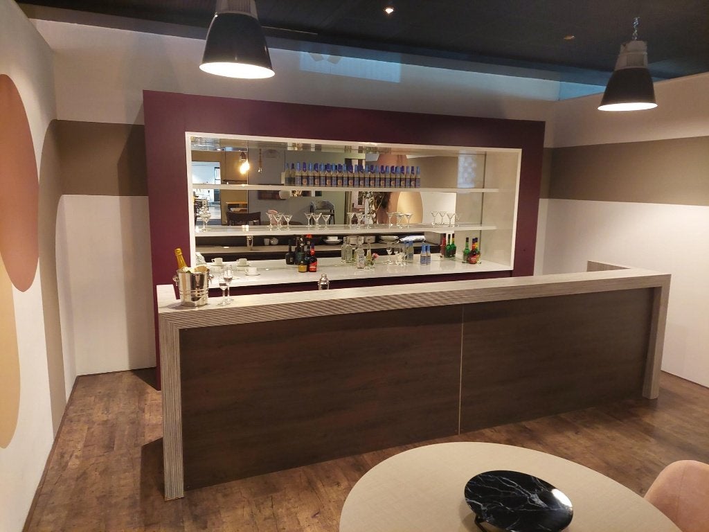 Luxe horecabar met spiegelachterwand (SHOWROOMMODEL), Zakelijke goederen, Ophalen, Nieuw zonder verpakking, Barinrichting