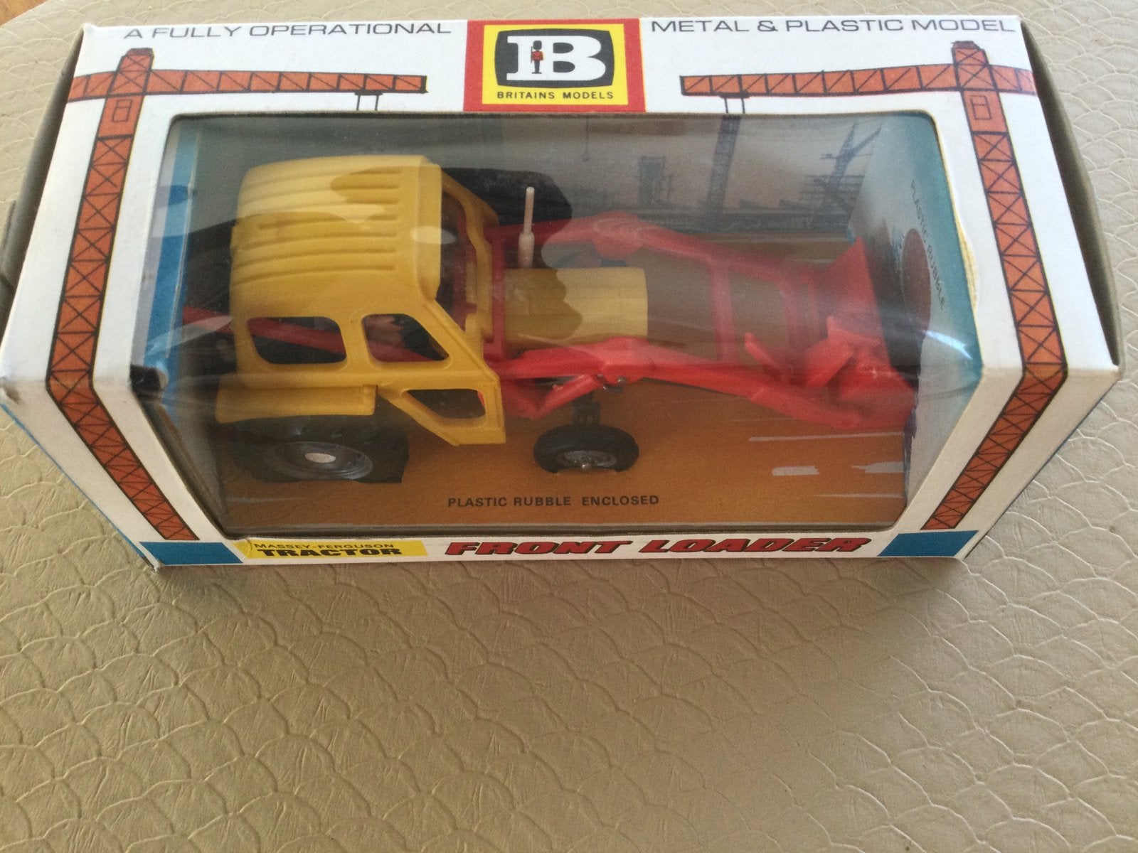 Britains massey ferguson 135 tractor met voorlader., Ophalen of Verzenden, Zo goed als nieuw, Tractor of Landbouw, Britains
