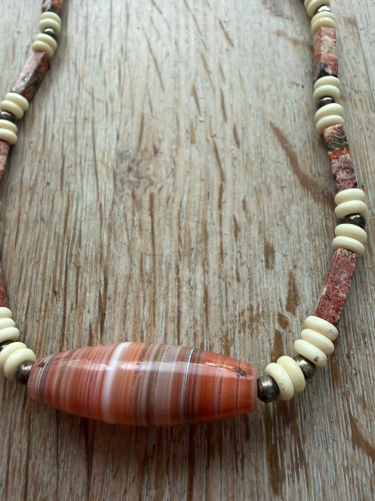 Korte ketting met carneool en benen kraaltjes, Verzenden, Zo goed als nieuw, Steen of Mineraal