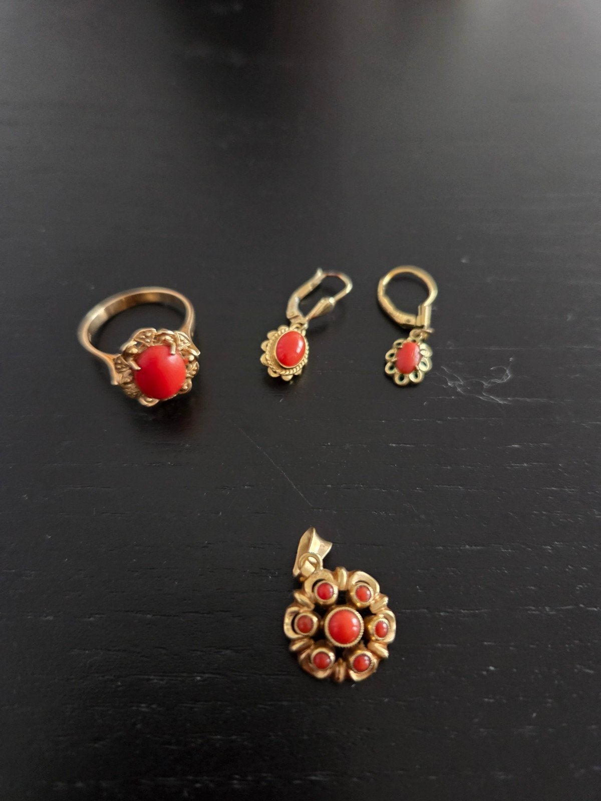 Gouden sieradenset met koraal: ring, oorbellen, hanger, Sieraden, Tassen en Uiterlijk, Ophalen, Gebruikt, 17 tot 18, Met edelsteen