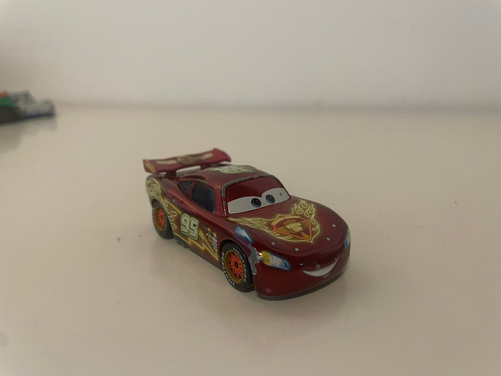 Disney Cars - Neon Racers Lightning Mcqueen, Ophalen of Verzenden, Gebruikt