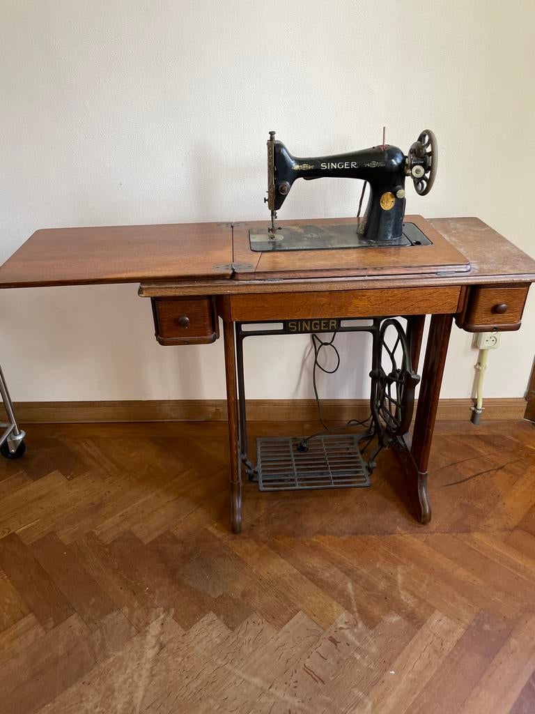 Antieke Singer naaimachine in houten nasinachine tafel, Ophalen of Verzenden
