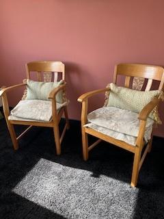 Stoelen (grootmoeders tijd) eiken (2 stuks), Huis en Inrichting, Stoelen, Gebruikt, Twee, Hout, Stof, Bruin, Ophalen