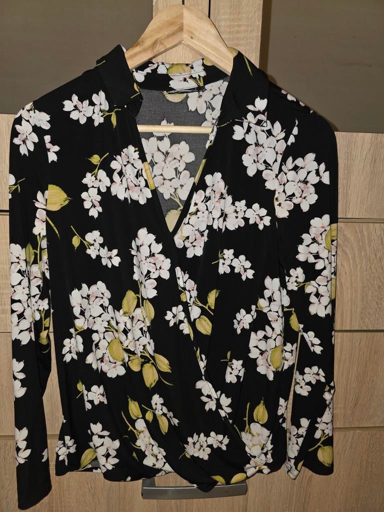 Zwarte bloemenprint blouse met overslag, Zwart, Ophalen of Verzenden, Maat 36 (S), Onbekend