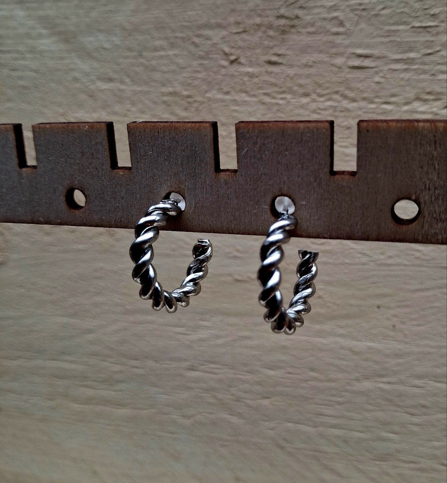 Trendy Zilverkleurige Twisted Hoop Oorbellen, Ophalen of Verzenden, Nieuw, Zilver, Hangers