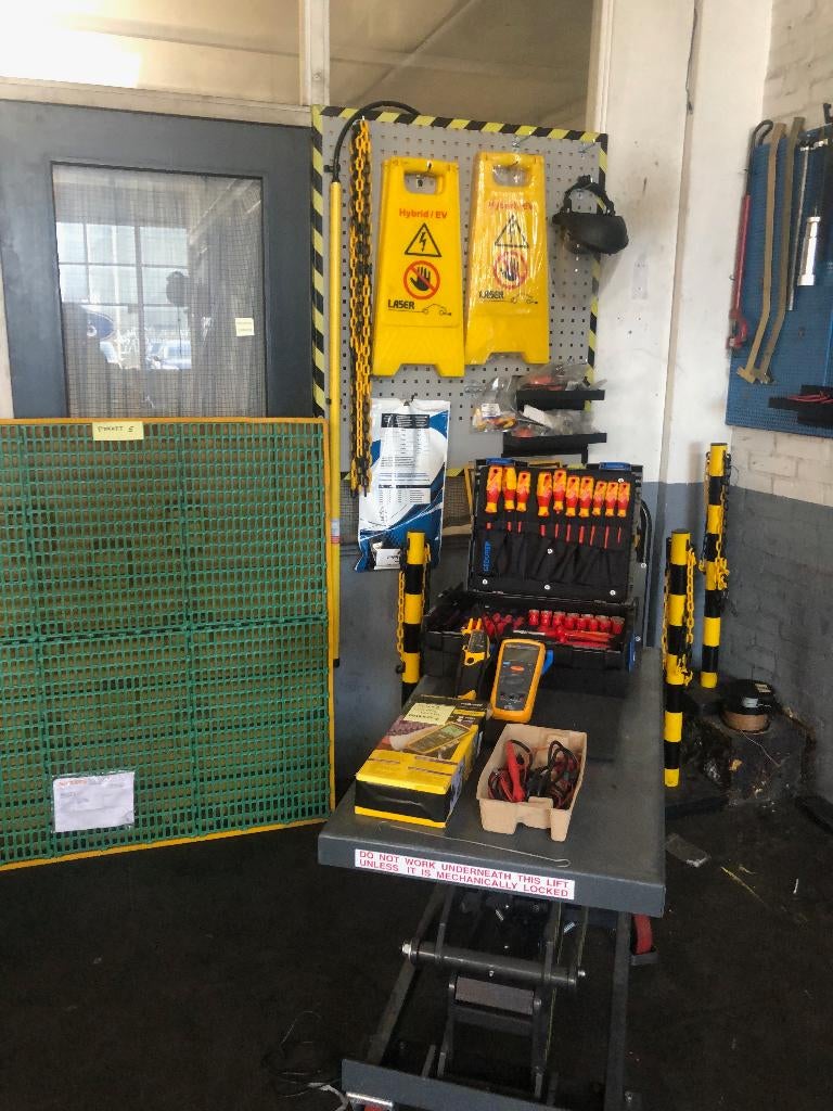 Veiligheidsset reparatie EV's voor b.v. garage, Ophalen, Zo goed als nieuw