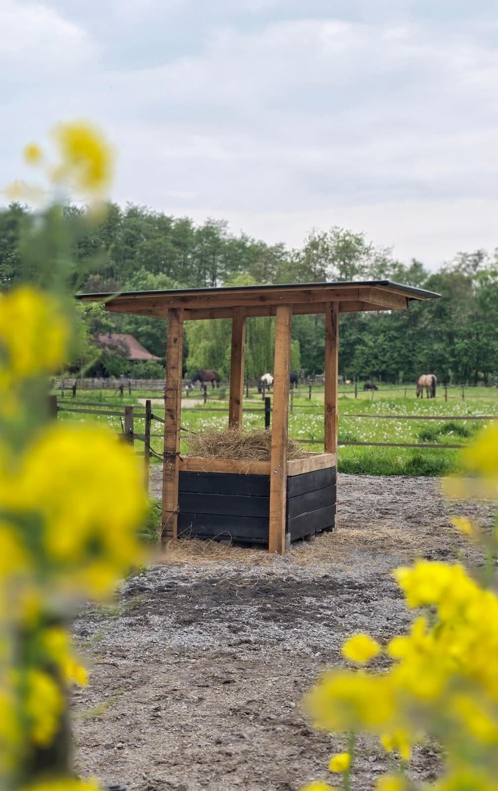 mooi degelijk hooihuis/slowfeeder met landelijke uitstraling, Toebehoren, 4 paarden of pony's of meer