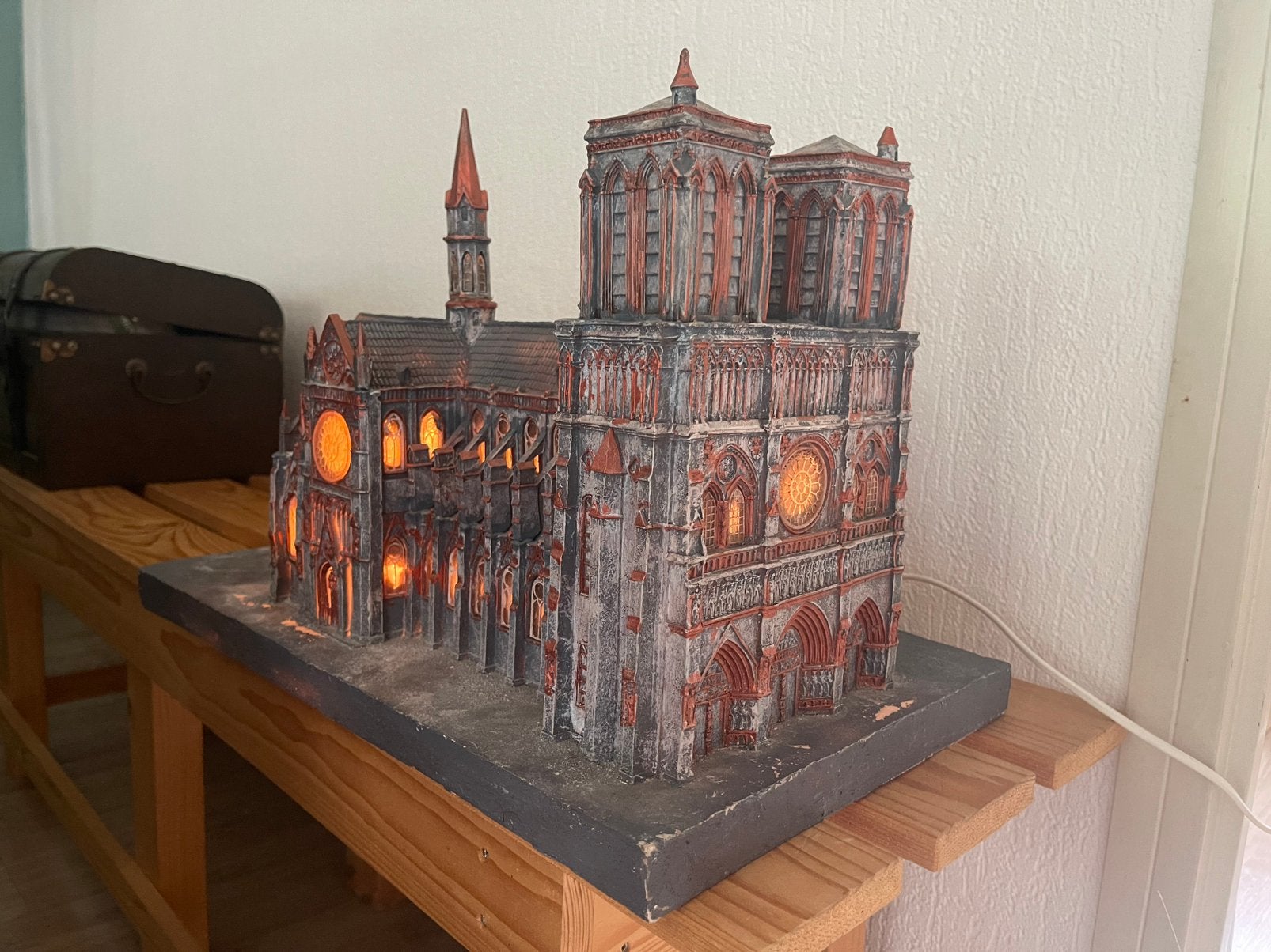 Grote handgemaakte Notre-Dame kathedraal met verlichting, Antiek en Kunst, Ophalen of Verzenden