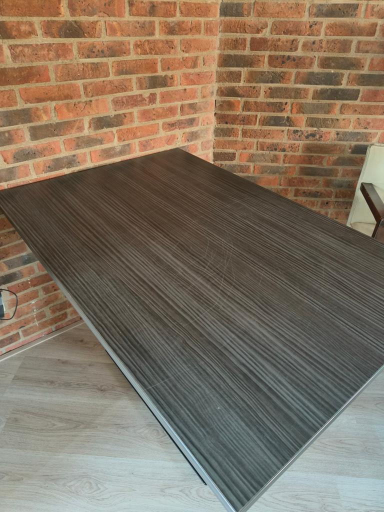 Moderne eettafel/werktafel met metalen onderstel, Huis en Inrichting, Tafels | Eettafels, Gebruikt, 100 tot 150 cm, 50 tot 100 cm