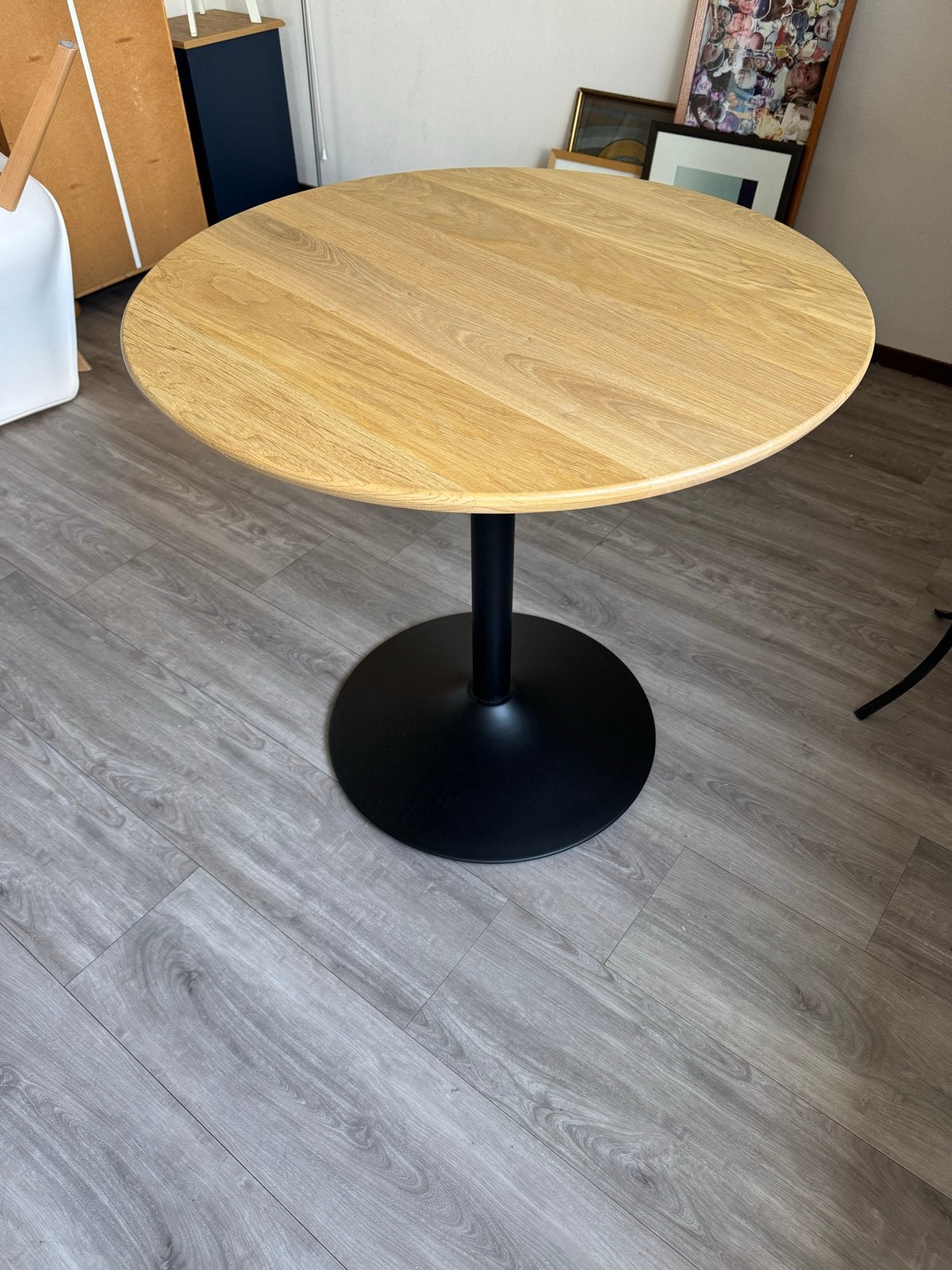 Ronde eettafel met eiken blad en zwarte metalen poot, Huis en Inrichting, Tafels | Eettafels, Ophalen, 50 tot 100 cm, Tot twee personen