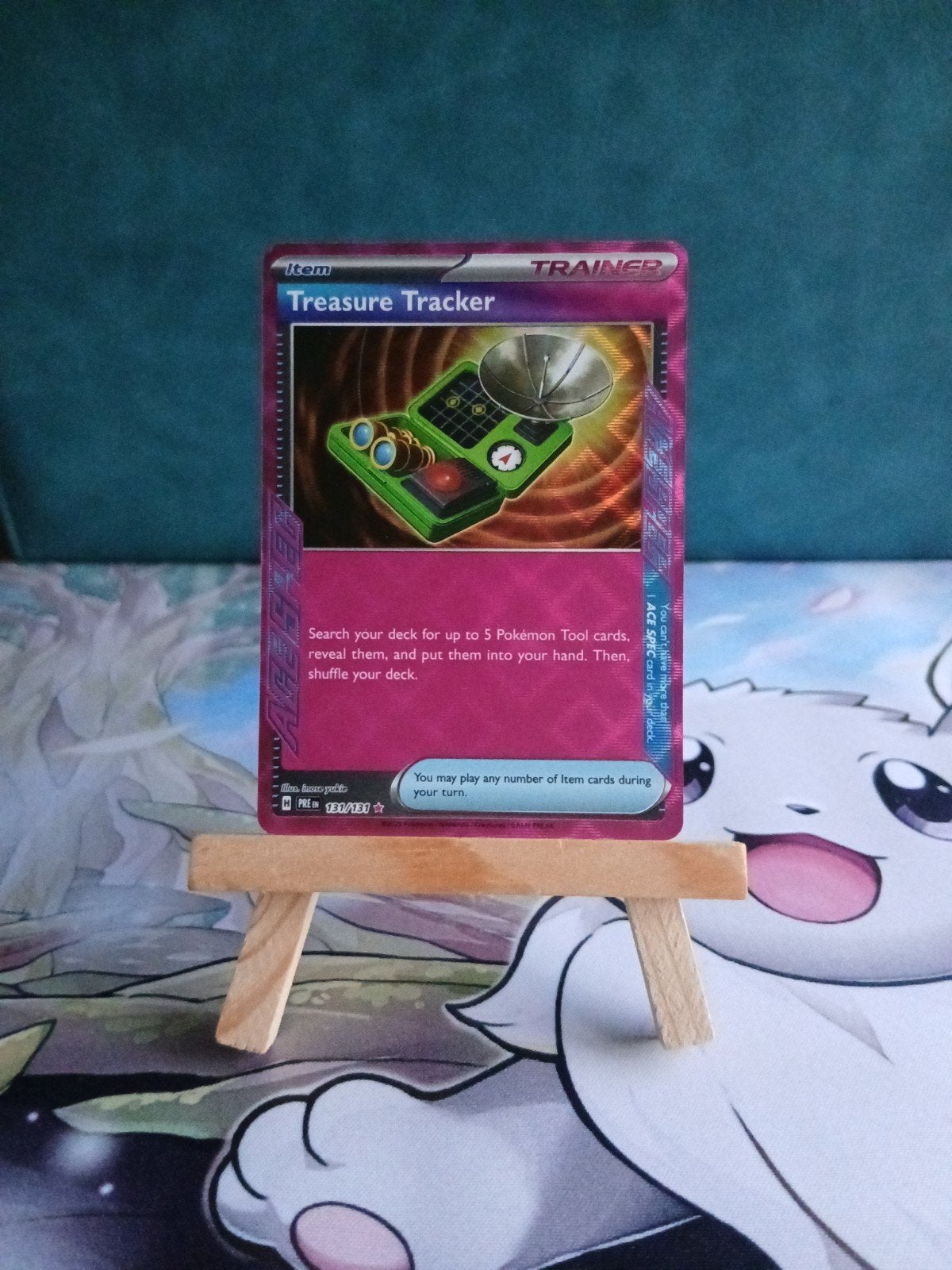 Treasure Tracker #131/131 Pokémon Prismatic Evolutions, Hobby en Vrije tijd, Ophalen of Verzenden, Nieuw, Losse kaart, Foil