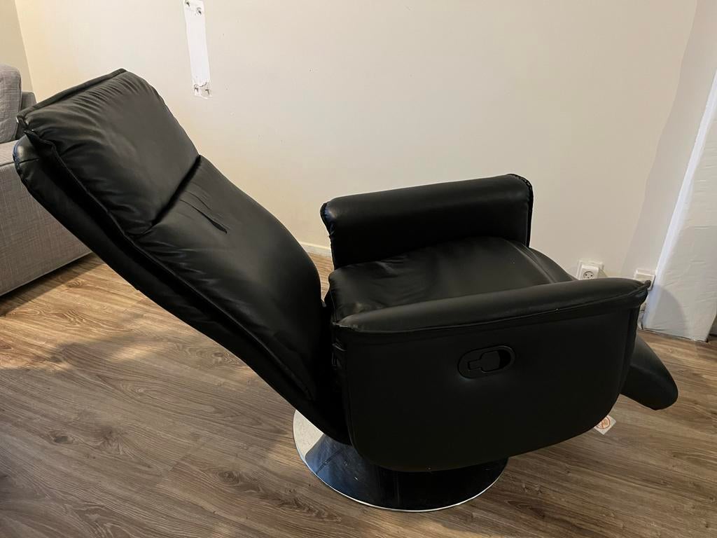 Zwarte relaxfauteuil met lichte beschadiging, Ophalen, Kunststof, Gebruikt, Zwart