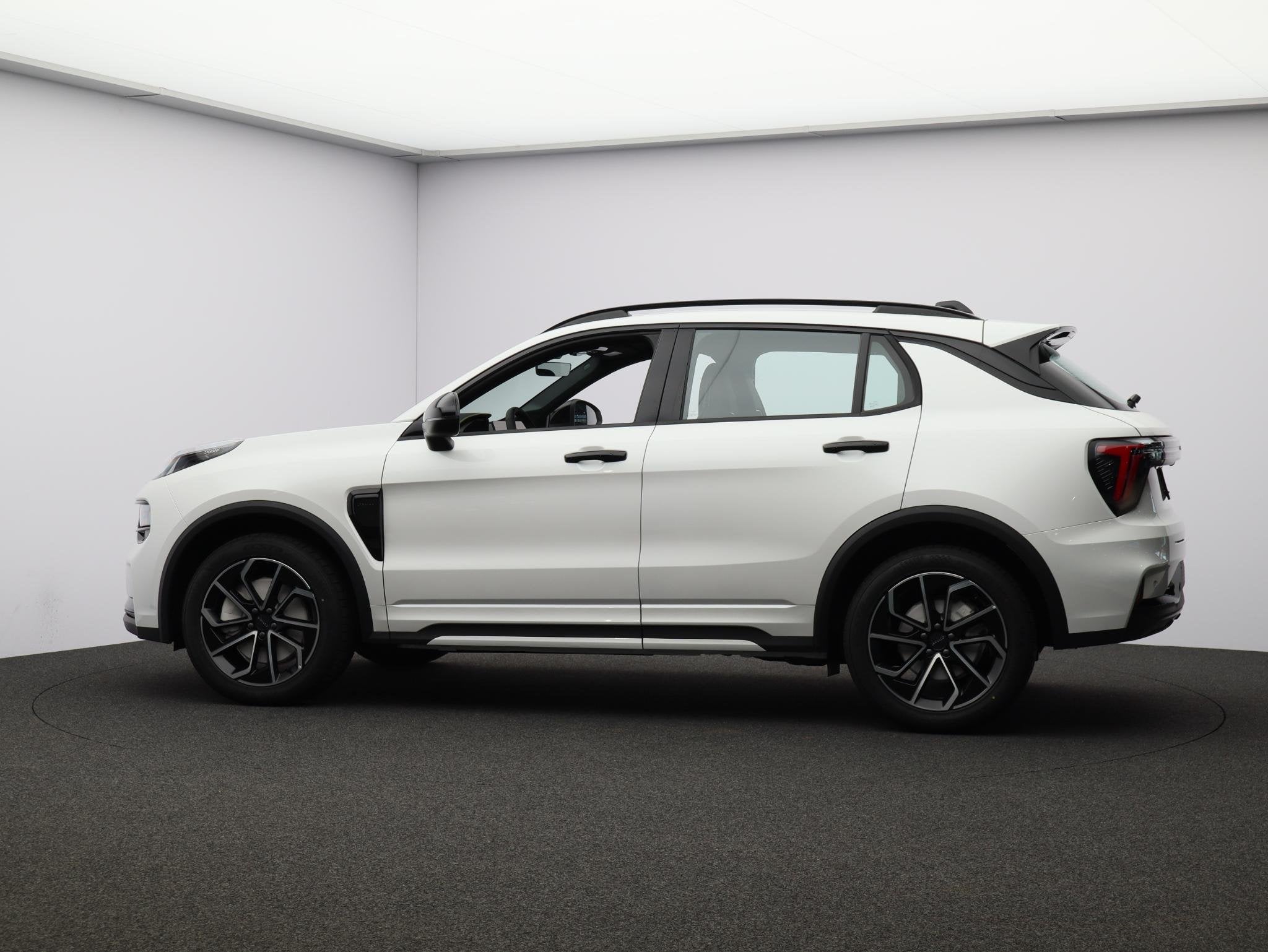 Lynk & Co 01 1.5 Core VOORRAADACTIE! € 43145.- VOOR € 36, Auto's, Euro 6, 4 cilinders, Alcantara, Wit
