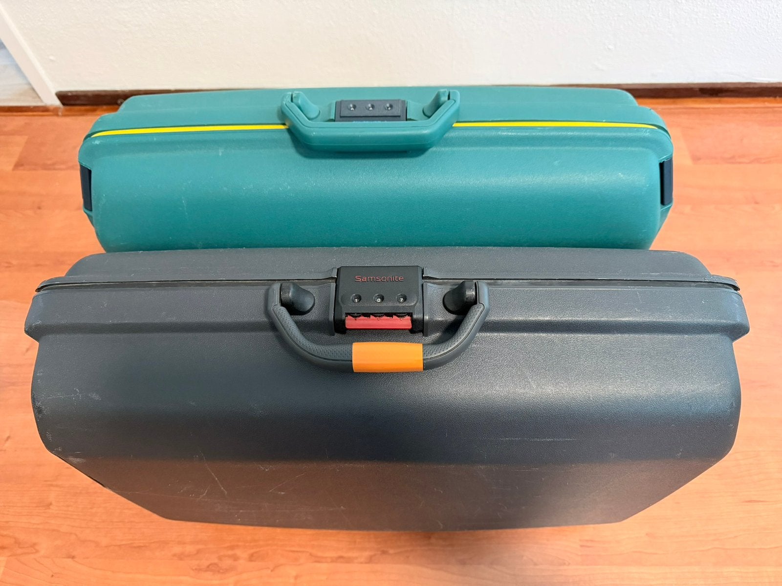 2 x Reiskoffer Samsonite, Gebruikt, Hard kunststof, Slot, 35 tot 45 cm