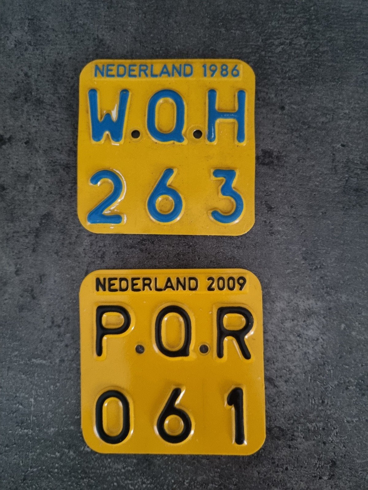 Verzekeringsplaatjes brommer 1986 en 2009, Verzamelen, Ophalen of Verzenden, Gebruikt
