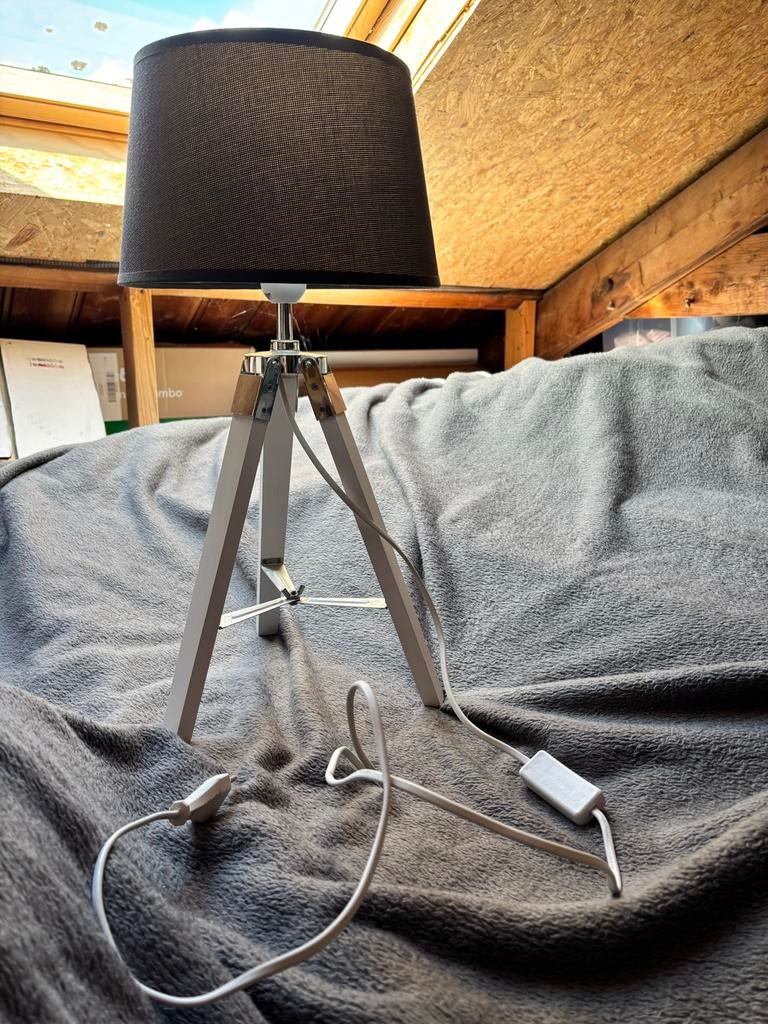 Moderne tafellamp met stoffen kap en houten driepoot, Huis en Inrichting, Lampen | Vloerlampen, Ophalen, Zo goed als nieuw, Minder dan 100 cm