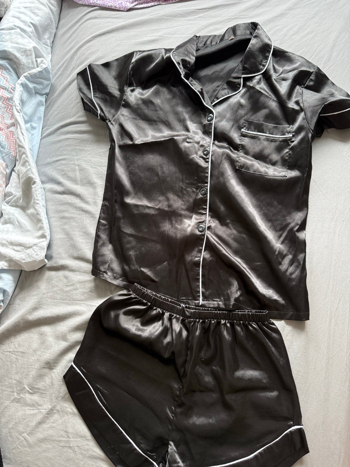 Zwarte satijnen pyjamaset met korte mouwen en broekje, Kleding | Dames, Pyjama's, Ophalen of Verzenden, Zo goed als nieuw, Maat 36 (S)