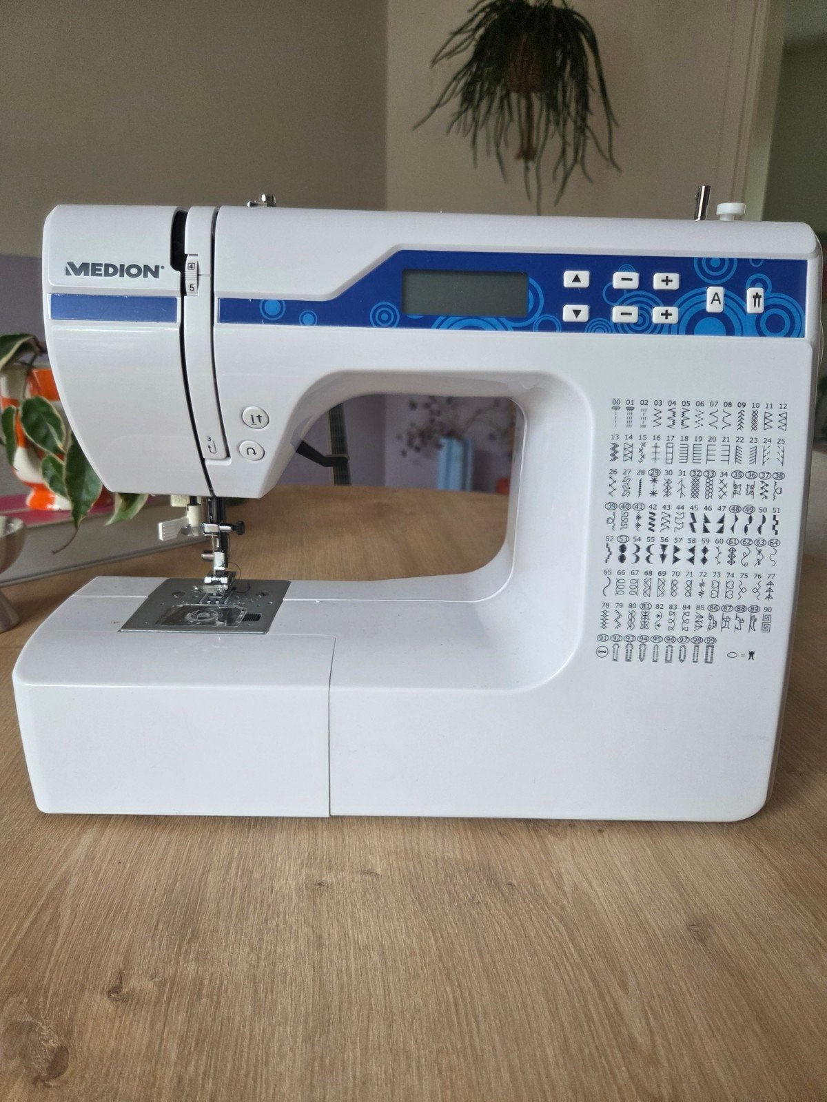 Medion Naaimachine MD 15694 met benodigdheden, Hobby en Vrije tijd, Verzenden, Zo goed als nieuw, Naaimachine, Overige merken