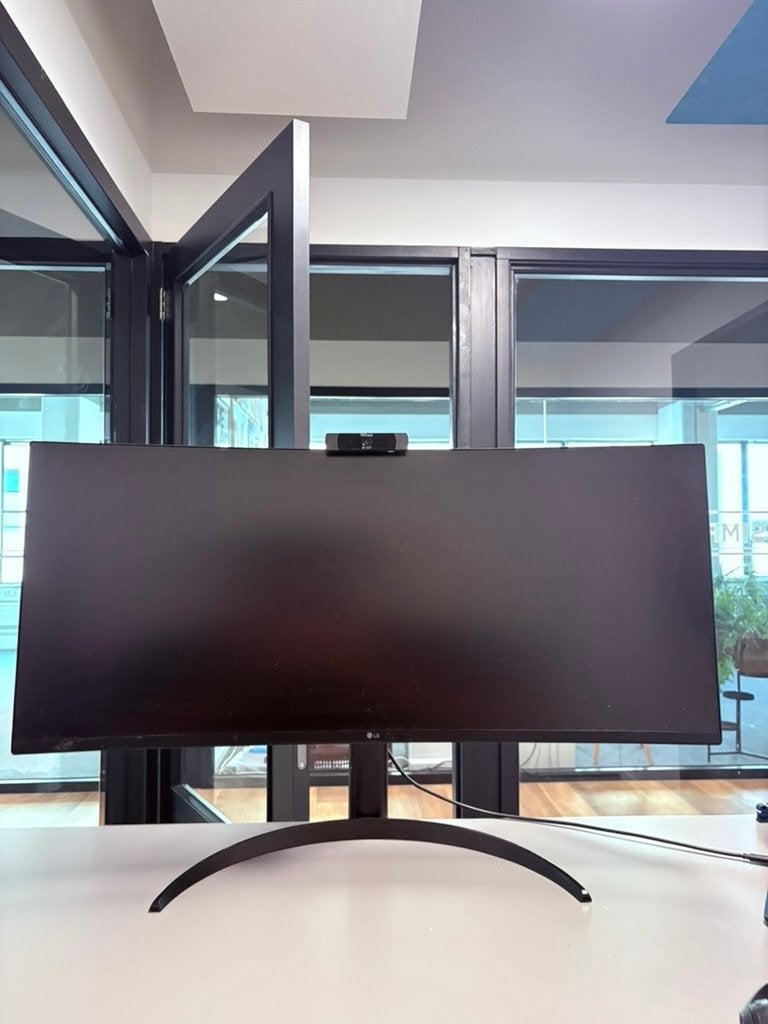 LG 34 inch ultrawide Curved Monitor LG 34WR55QC-B + Webcam, Hoofdtelefoonaansluiting, Zo goed als nieuw, 61 t/m 100 Hz, Quad HD (2K)