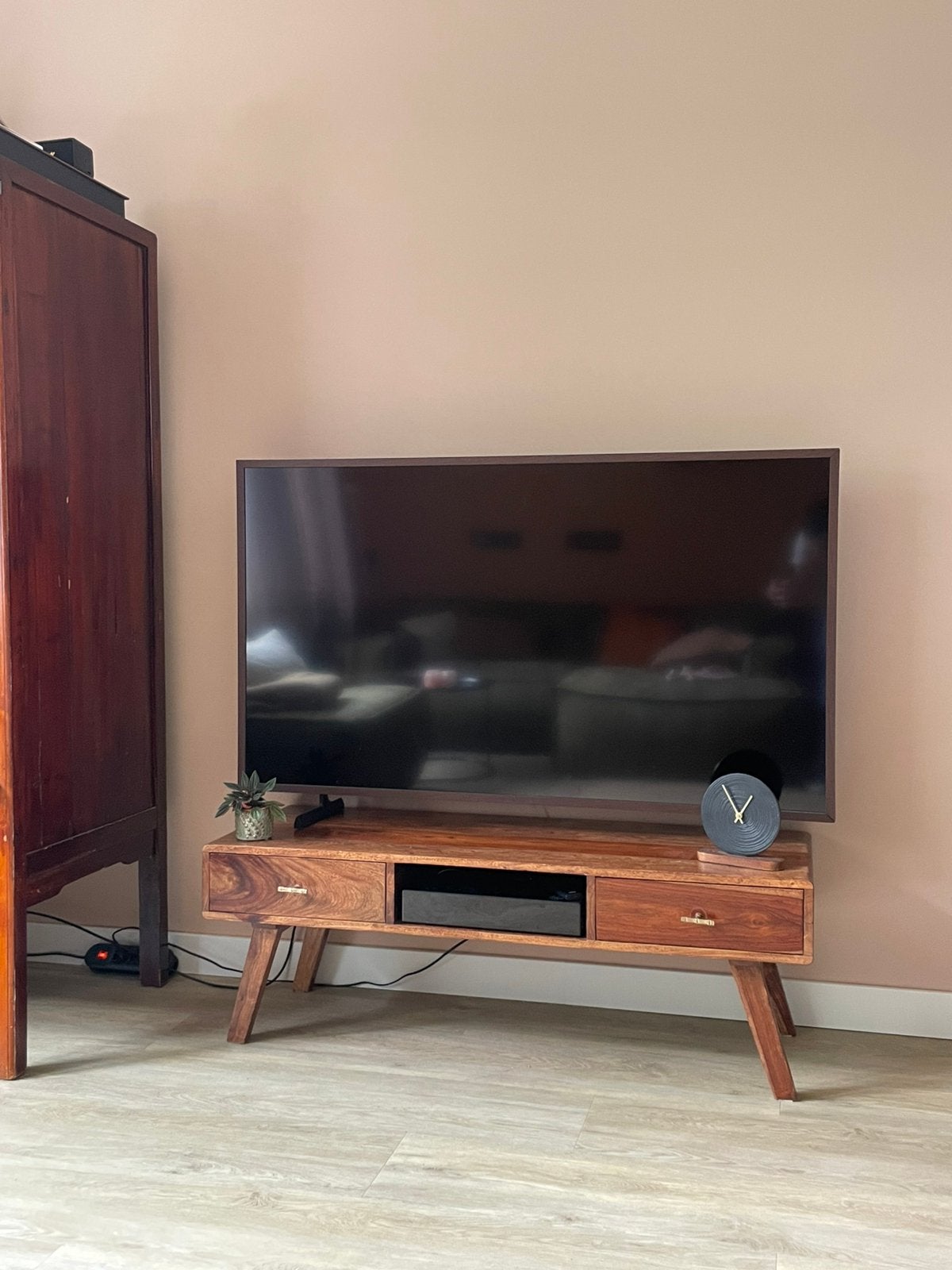 Houten Tv meubel met gouden of zilvere knopjes, Huis en Inrichting, Kasten | Televisiemeubels, Ophalen, 25 tot 50 cm, 100 tot 150 cm
