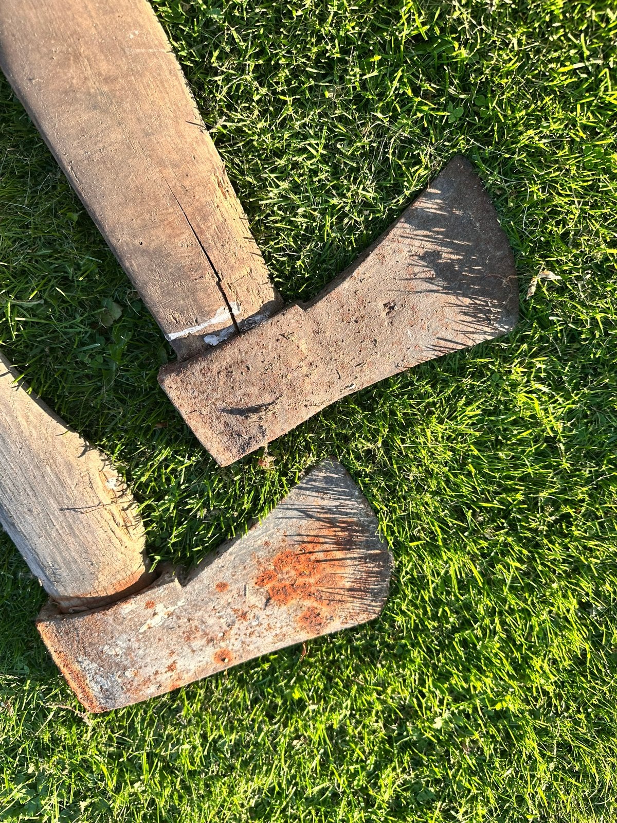 Oude bijlen met houten steel - 2 stuks, Ophalen