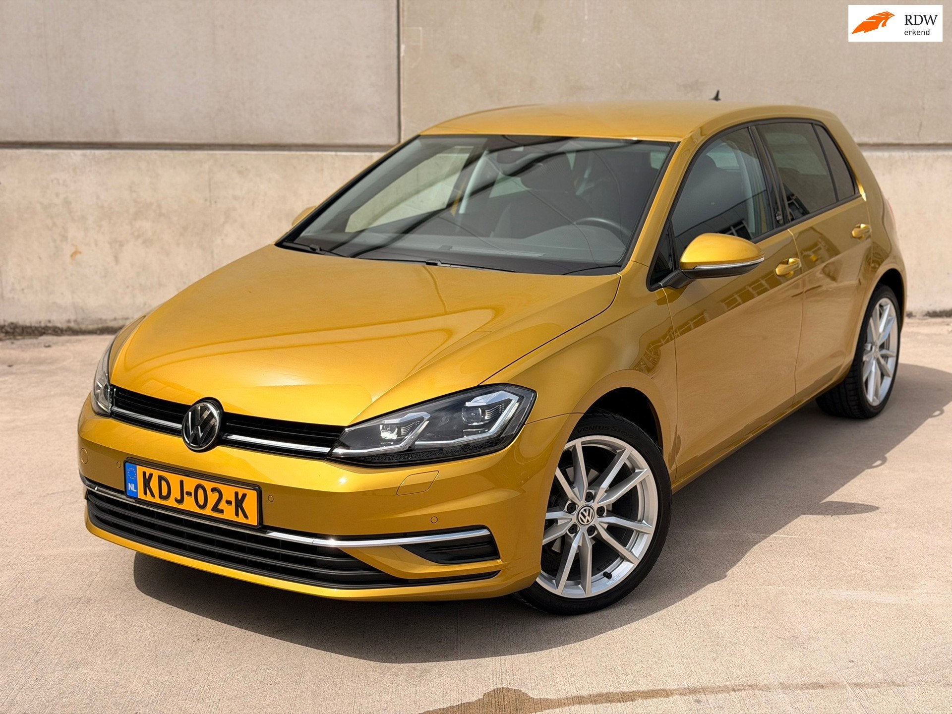 Volkswagen Golf 1.0 TSI R-Line 18'' LED Dynaudio ACC Stoelve, Auto's, Volkswagen, Stof, Gebruikt, Geel, Handgeschakeld