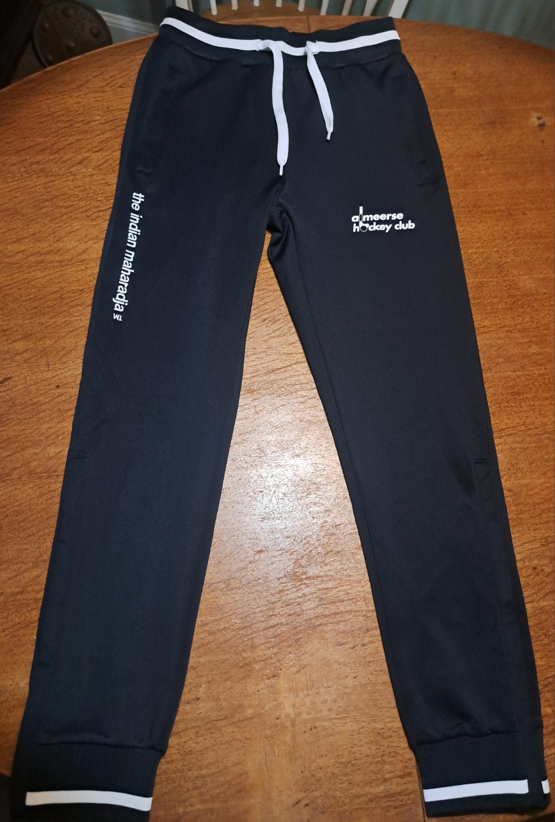 Almeerse Hockey Club trainingsbroek – dames
Maat XS, Ophalen of Verzenden, Zo goed als nieuw, Kleding